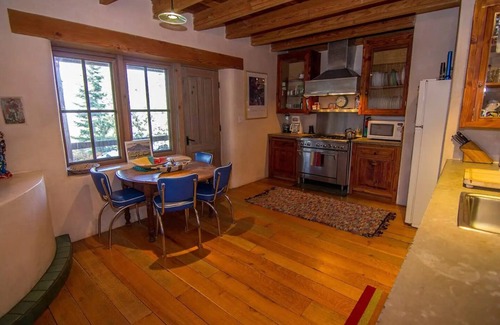 Arroyo Seco Casa | Caja de Tesoro ~ A Romantic Mountain Getaway!