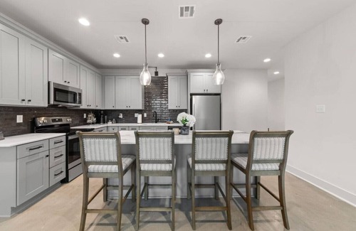 Lafayette Casa | Cajun French House*2 King Beds*Fast Wi-Fi*Garage