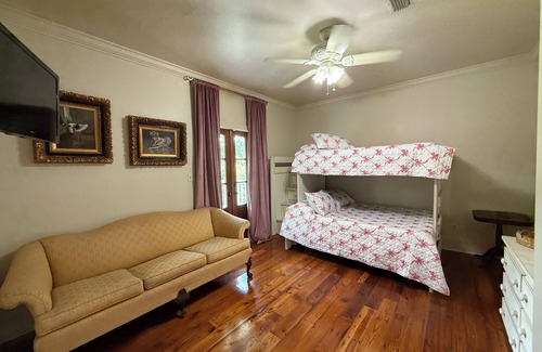 Lottie Otro | Cajun Waterfront Farmhouse Sleeps 11