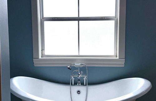 Lottie Otro | Cajun Waterfront Farmhouse Sleeps 11