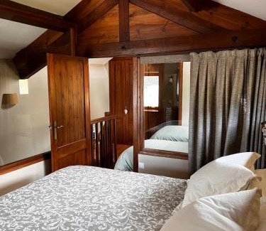 Llo Chalet De Esquí | Cal Gano, 3-Story Stone & Wood Mountain Retreat