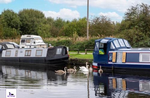 Stanley Casa | Calder Canal by Alt-Stay Accommodation - 3 Bed Canal Side Cottage Ideal For Workforces & Relocations - Weekly & Monthly Rates Available