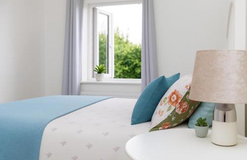 Stanley Casa | Calder Canal by Alt-Stay Accommodation - 3 Bed Canal Side Cottage Ideal For Workforces & Relocations - Weekly & Monthly Rates Available