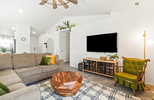 Caldwell Casa | Caldwell Ruby Tuesday! 60's Inspired comfort 3B2B