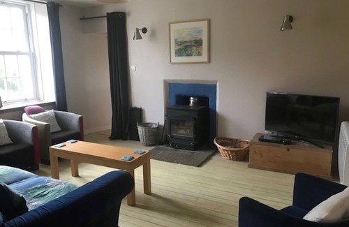 Ulva Otro | Calgary Farmhouse - pet friendly & ideal for families