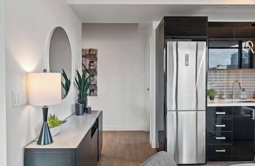 Beltline Apartamento | Calgary Tower View | King Bed |AC | Gym | 2BR
