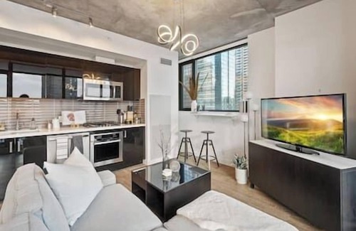 Beltline Apartamento | Calgary Tower View | King Bed |AC | Gym | 2BR