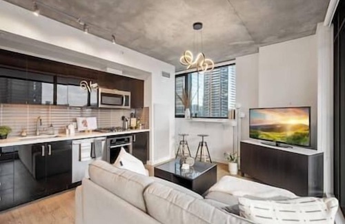 Beltline Apartamento | Calgary Tower View | King Bed |AC | Gym | 2BR