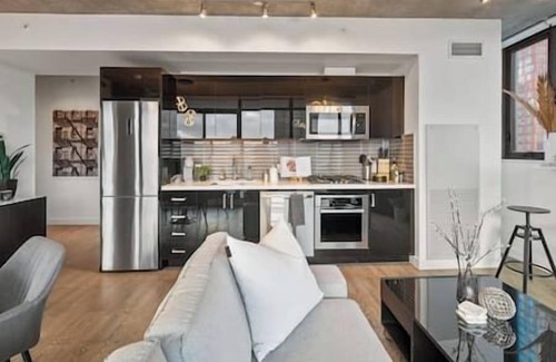 Beltline Apartamento | Calgary Tower View | King Bed |AC | Gym | 2BR