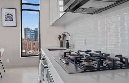 Connaught Apartamento | Calgary Tower View | King Bed | Pool | Gym | AC