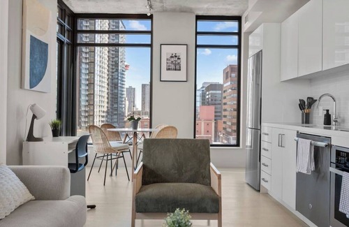 Connaught Apartamento | Calgary Tower View | King Bed | Pool | Gym | AC