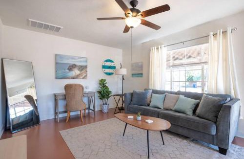 Blenman-Elm Apartamento | Cali 2BR Getaway Firepit, Yard & Spring Charm