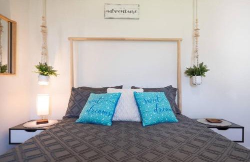 Blenman-Elm Apartamento | Cali 2BR Getaway Firepit, Yard & Spring Charm