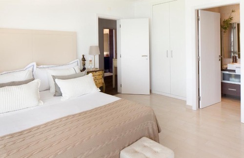Santiago Cama Y Desayuno | CALI Deluxe Holidays, Sesimbra