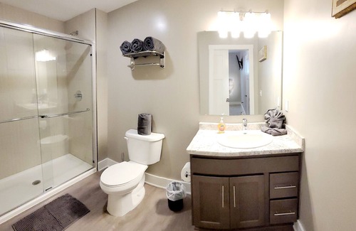 Medical Mile Apartamento | Cali-King bed 86"TV downtown next to Medical Mile.