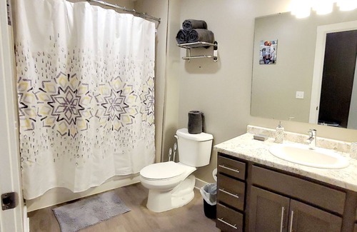 Medical Mile Apartamento | Cali-King bed 86"TV downtown next to Medical Mile.
