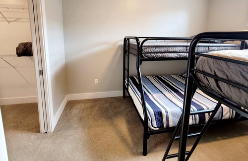 Medical Mile Apartamento | Cali-King bed 86"TV downtown next to Medical Mile.