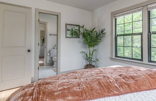 Central Oklahoma City Apartamento | Cali-King Bed Perfect for Monthly Renting. OUHSC