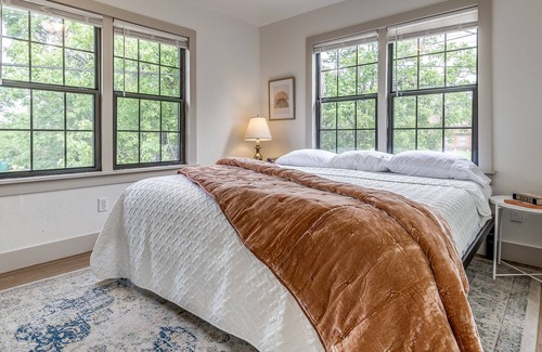 Central Oklahoma City Apartamento | Cali-King Bed Perfect for Monthly Renting. OUHSC