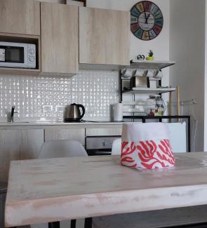 Remedios de Escalada Apartamento | Calido,moderno depto con piscina, parking ,laundry