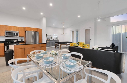 B-Bar-H Ranch Casa | California Dreamin Stylish Mid Century Home