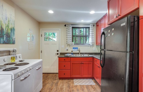Long Barn Cabina | California Mountain Cabin w/ Lake Access & Deck!