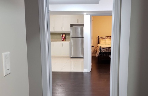 Brampton Casa | California Room 2 Clean Basement Apartment With Side Entrace
