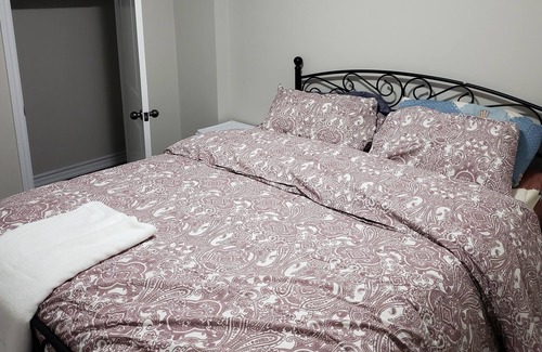 Brampton Casa | California Room 2 Clean Basement Apartment With Side Entrace