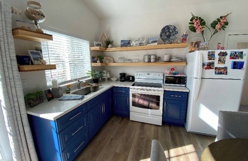 Tracy Cabaña | California themed 1 bedroom 1 bath, fully furnished cottage with private entry.