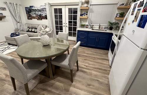 Tracy Cabaña | California themed 1 bedroom 1 bath, fully furnished cottage with private entry.