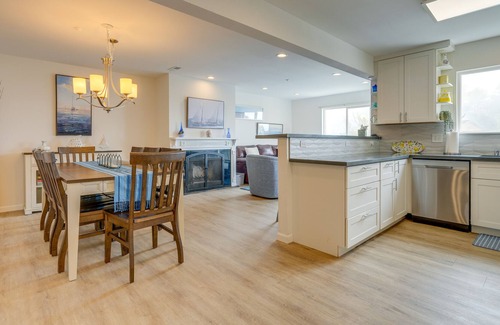 Edgemar - Pacific Manor Casa | California Vacation Rental w/ Smart TV & Balcony