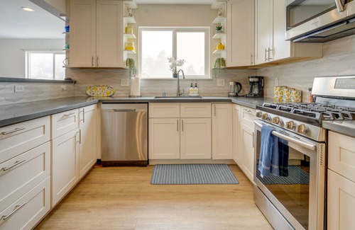 Edgemar - Pacific Manor Casa | California Vacation Rental w/ Smart TV & Balcony