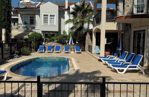 Fethiye City Center Villa | Calis Beach - Hermosa villa de 4 dormitorios con piscina privada y WiFi