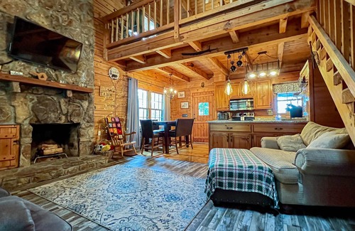 Pine Mountain Valley Cabina | Callaway's Pumpkins and Fantasy in Lights with Happy’s Hideaway!