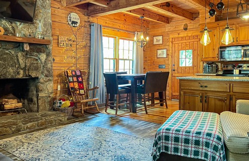 Pine Mountain Valley Cabina | Callaway's Pumpkins and Fantasy in Lights with Happy’s Hideaway!
