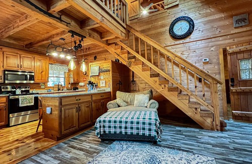 Pine Mountain Valley Cabina | Callaway's Pumpkins and Fantasy in Lights with Happy’s Hideaway!