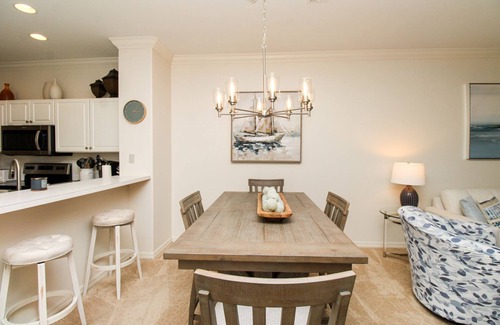 Rural Estates Condominio | CALLING ALL GOLF ENTHUSIASTS! 2BR+Den 2BA Condo w/Golf Course & Water View