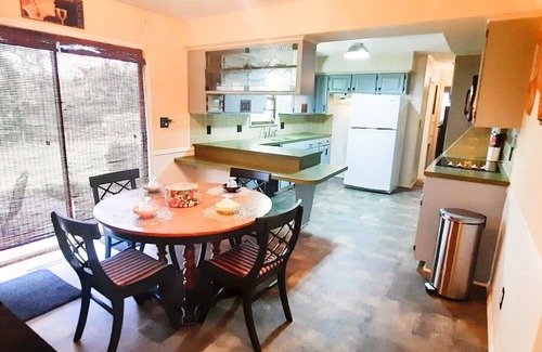 Springfield Casa | Calm and peaceful 3 bedroom home with huge back