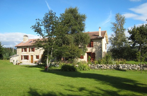 Saint-Jeures Casa | La calma y tranquilidad en la naturaleza ... y el placer de una piscina climatizada!