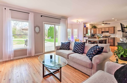 Columbia Casa | Calm Columbia Haven: Outdoor Pool, Hot Tub!