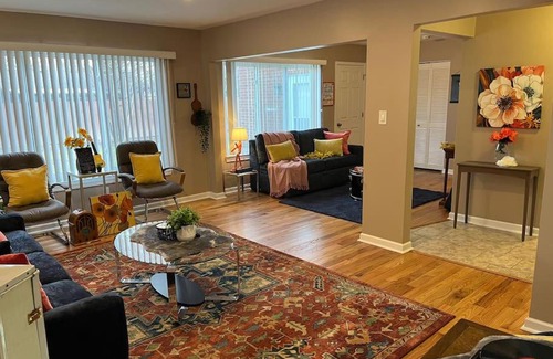 Clinton Township Casa | Calm & Cozy 3BR King Bed Free Wifi Washer & Dryer