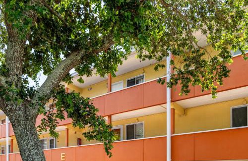 Mary Esther Apartamento | Calm Waterside Condo - Views, Pool & Family Fun