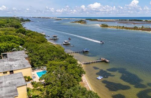 Mary Esther Apartamento | Calm Waterside Condo - Views, Pool & Family Fun
