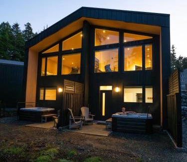 Ucluelet Casa | Calmwater Retreat New 2 br Hot Tub
