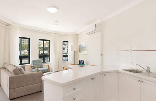Coolangatta Complejo | CALYPSO - Classic Resort Style Apartment - Steps from the Beach!