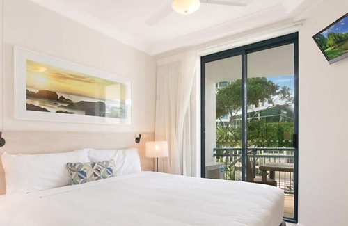 Coolangatta Complejo | CALYPSO - Classic Resort Style Apartment - Steps from the Beach!