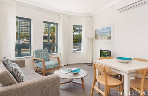 Coolangatta Complejo | CALYPSO - Classic Resort Style Apartment - Steps from the Beach!