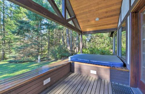 Camano Island Casa | Camano Island Family House with Hot Tub and Deck!