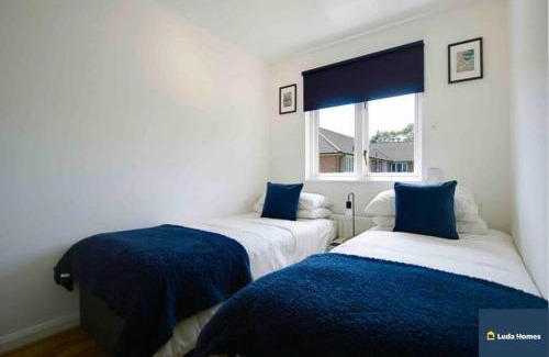 Camberley Apartamento | Camberley Spacious and Comfy 3 Bedroom Home, Next to Frimley Hospital with Parking