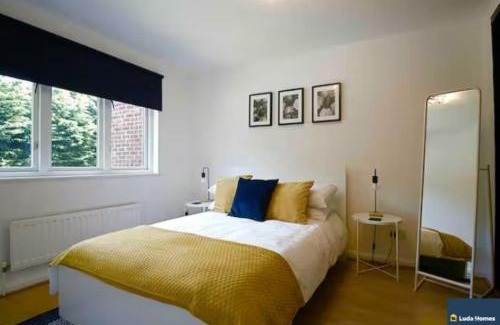 Camberley Apartamento | Camberley Spacious and Comfy 3 Bedroom Home, Next to Frimley Hospital with Parking